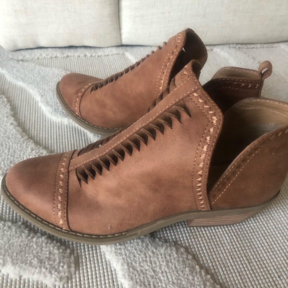Ankle boots size 6 by Report